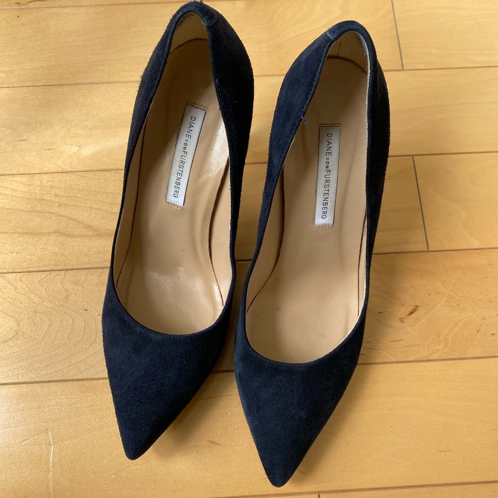 DVF Bethany Pumps in Navy Suede - size 7.5